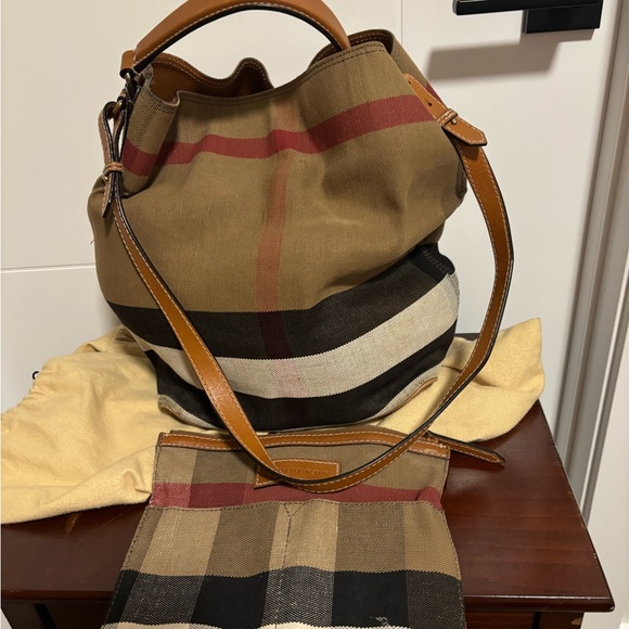 Used Burberry fabric bag with pouch. Bought in New York 6 years ago. - Picture 4 of 6